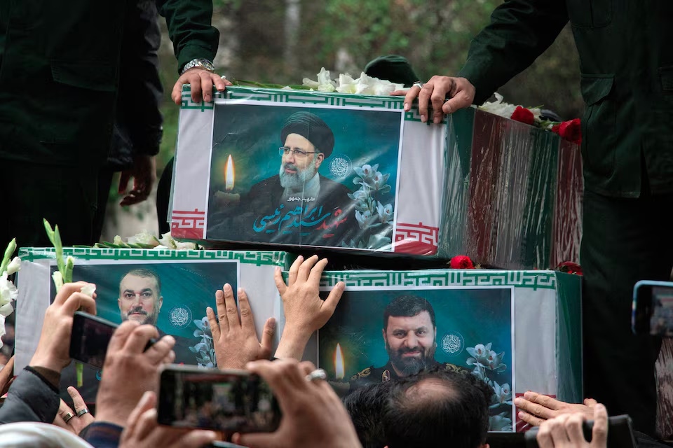 Cận cảnh đám tang Tổng thống Iran Raisi, đông đảo người dân đau buồn tưởng nhớ